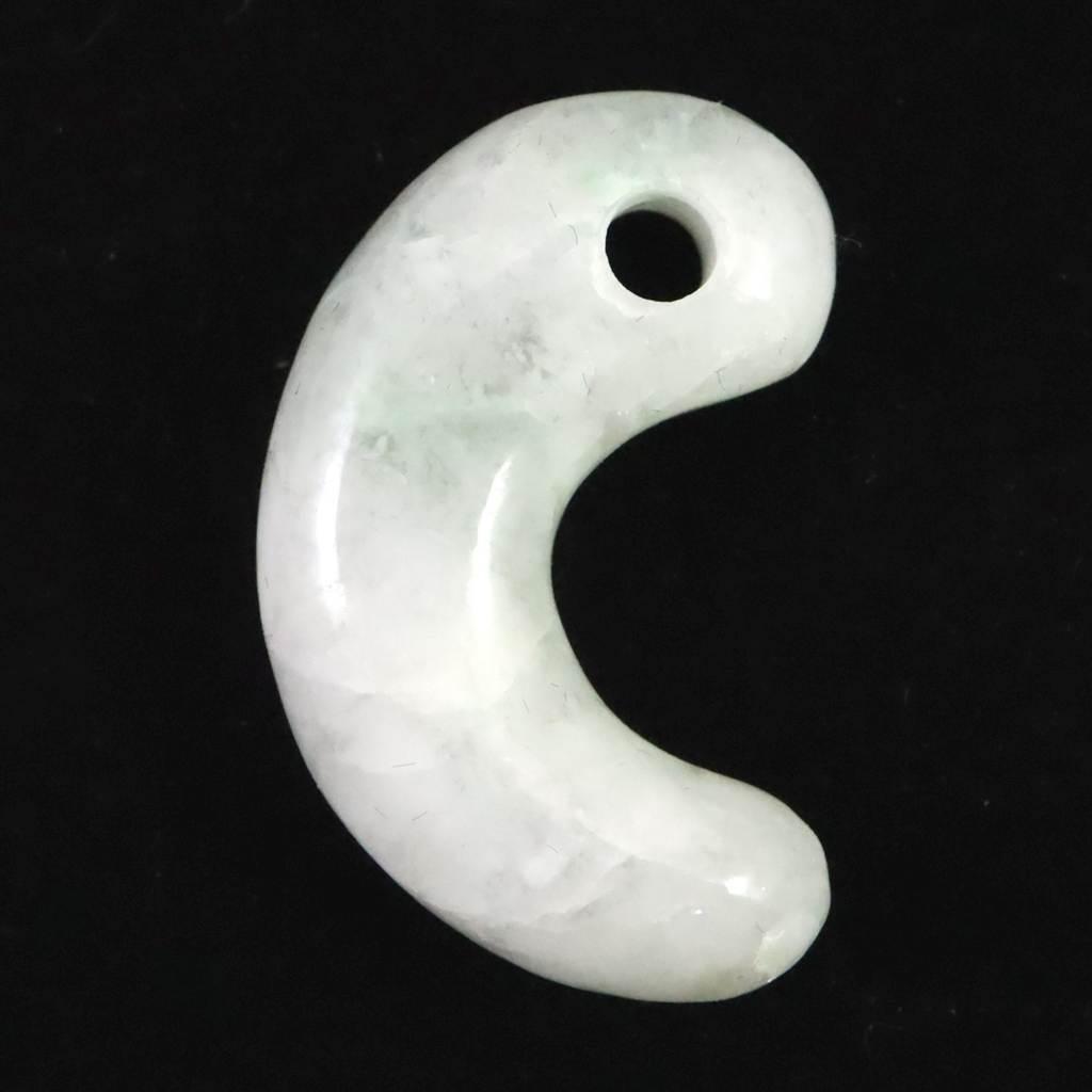 糸魚川翡翠 薄緑 25mm勾玉 現代の名工作 　4.4g #579891枚目の画像