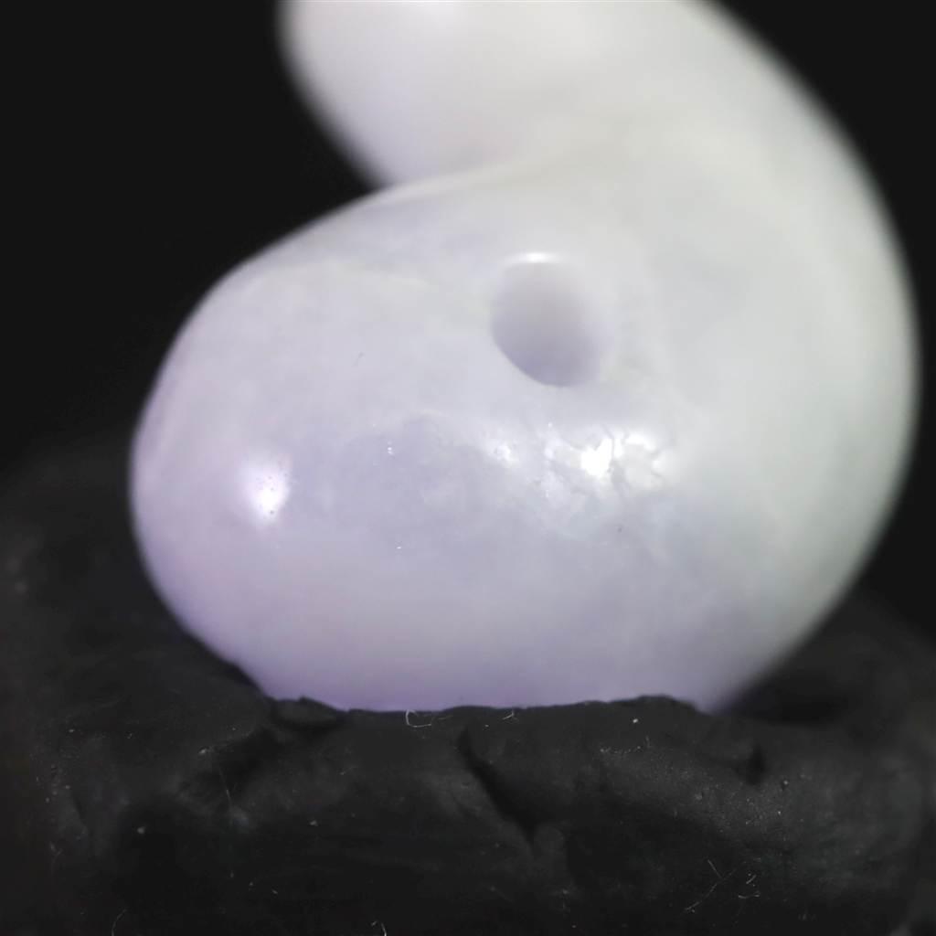 糸魚川翡翠 ラベンダー 30mm勾玉 現代の名工作 　12.4g #82788 | 6枚目