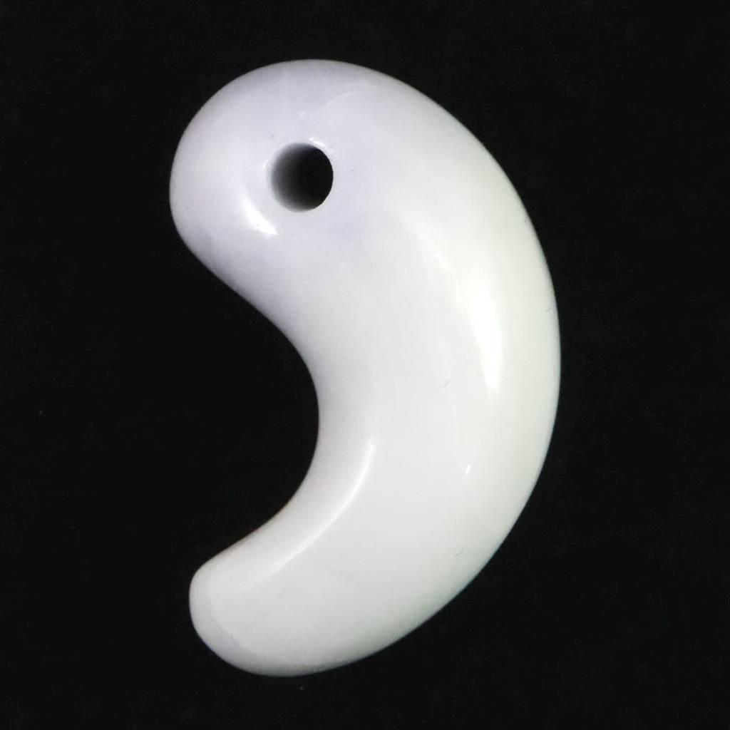 糸魚川翡翠 ラベンダー 29mm勾玉 現代の名工作 　10.9g #766771枚目の画像