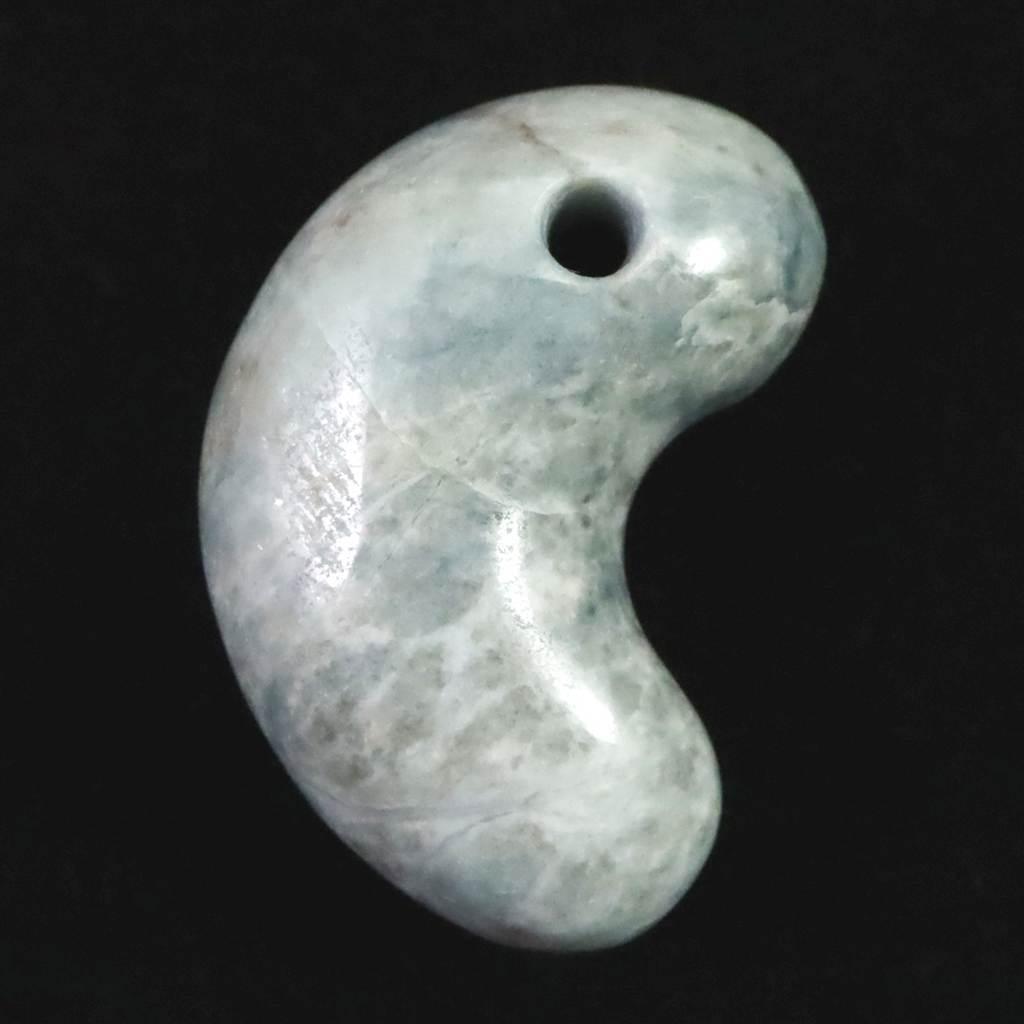 糸魚川翡翠  ヒスイ 小滝産 薄青 25mm勾玉 ディレクトリカード付 8.8g #140191枚目の画像