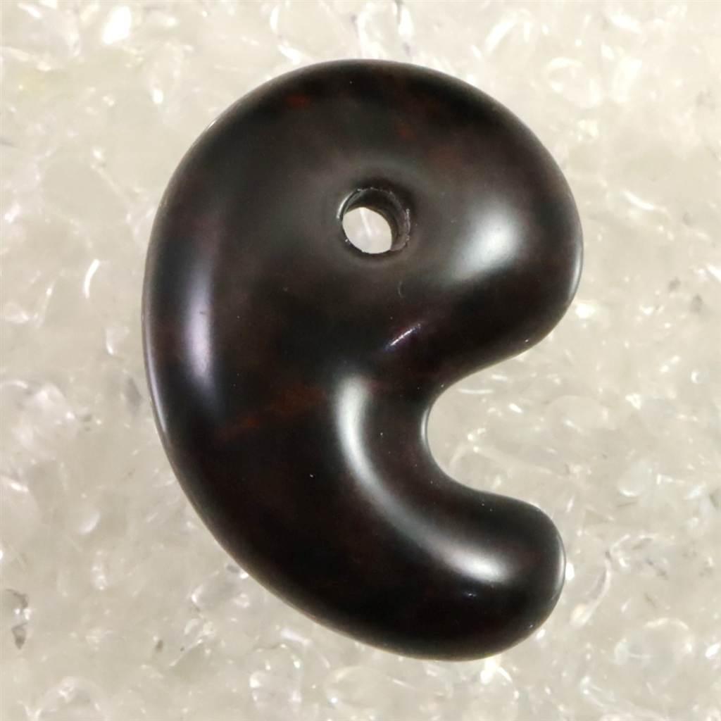 北海道産 ヴァーミリオンオブシディアン（紅十勝） 33mm勾玉  12.3g #78258