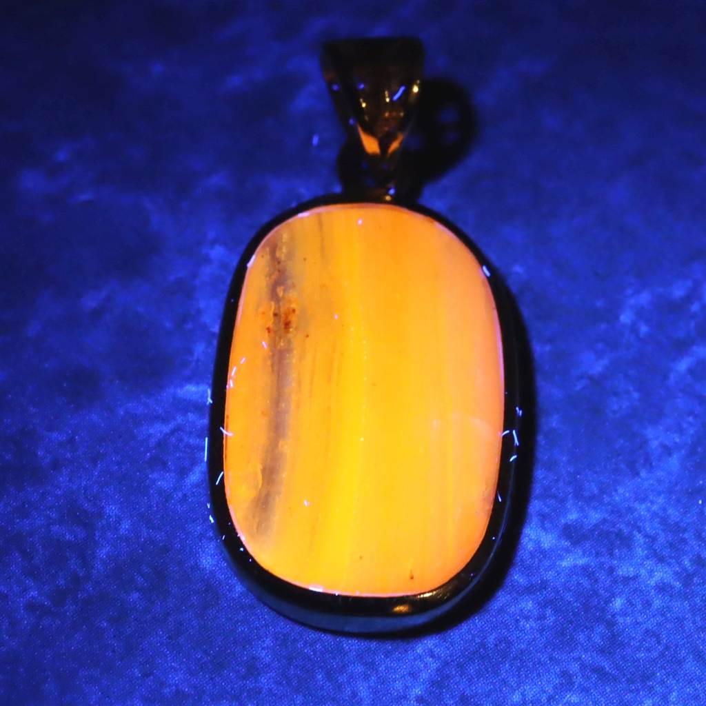 北海道産 蛍光オパール オレンジ  18mmフリーフォーム ペンダント 1.9g #15817 | 6枚目