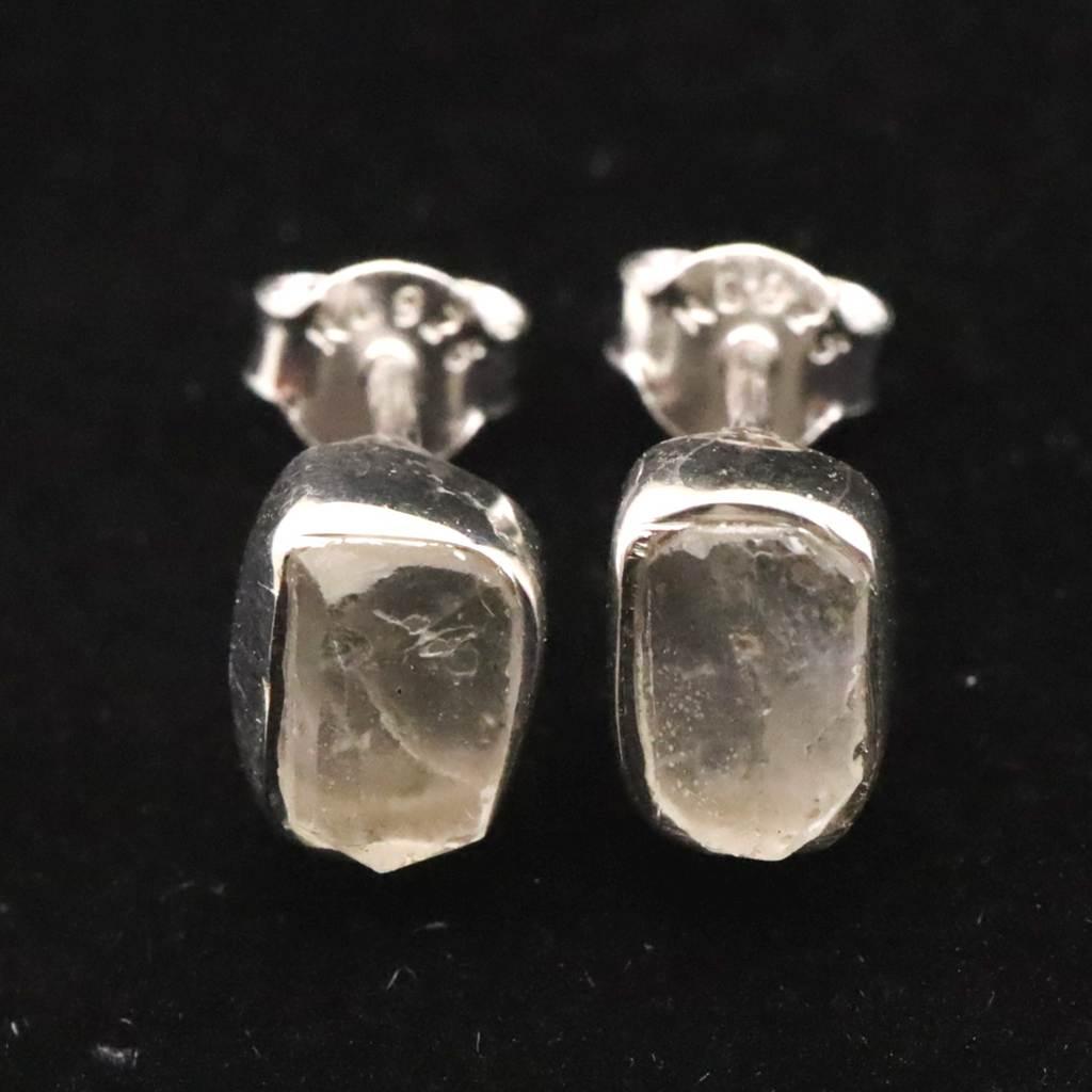 ロシア産 フェナカイト 6mm原石 ピアス 1.4g #875961枚目の画像