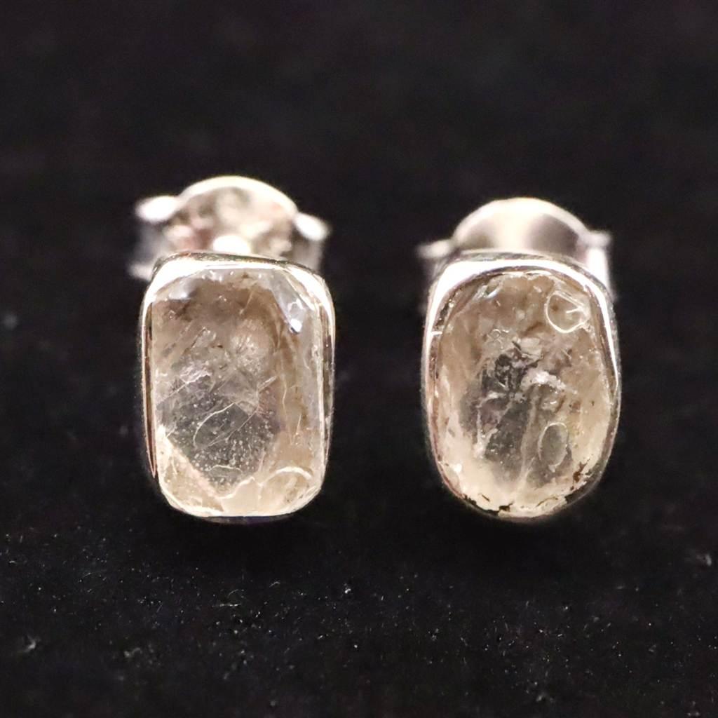 ロシア産 フェナカイト 6mm原石 ピアス 1.3g #64579