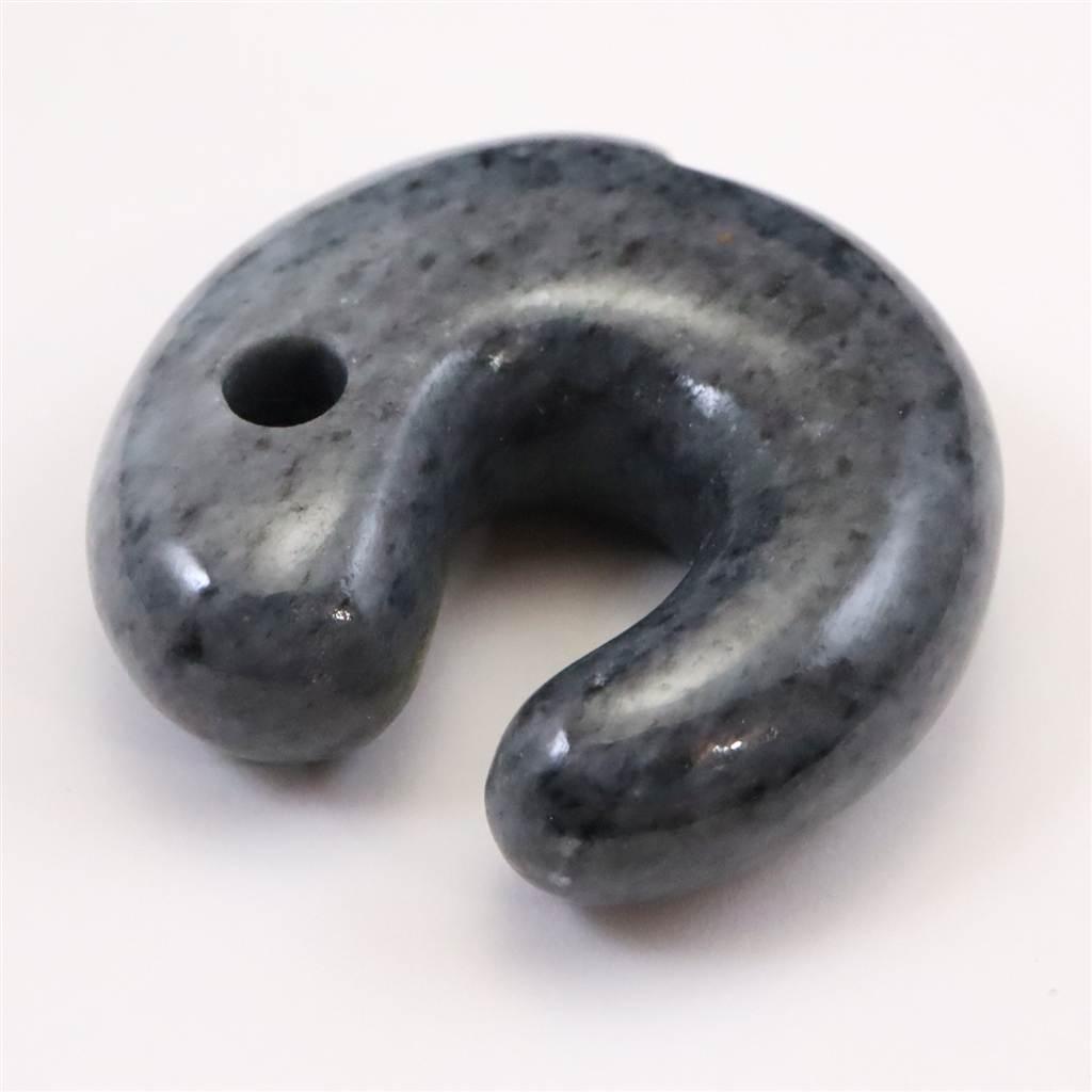糸魚川翡翠  ヒスイ 黒 30mm飛龍勾玉 ディレクトリカード付 15.6g #69584 | 2枚目