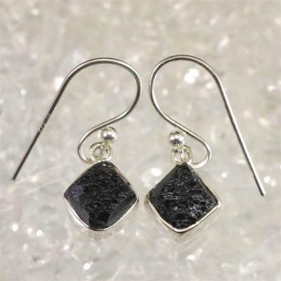 米国産　ブルッカイト 6mm 原石 ピアス 2.4g 【79233】1枚目の画像