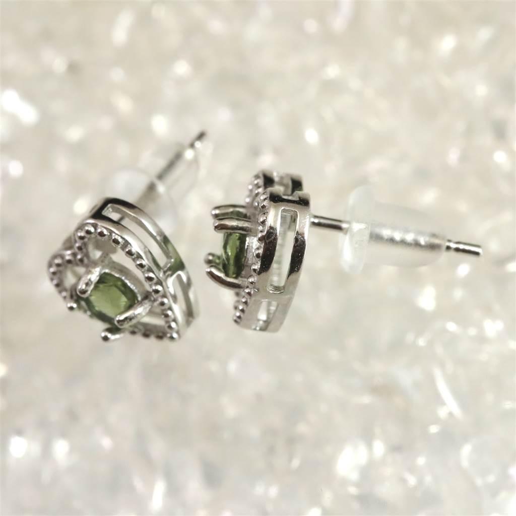 モルダバイト 4mmラウンドカットピアス  ハートモチーフ  1.30g #80372 | 3枚目