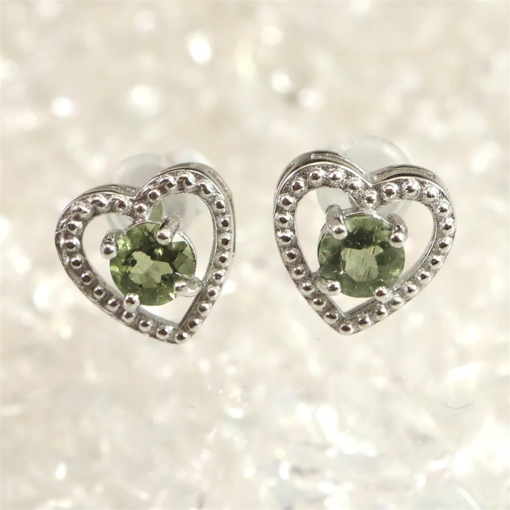 モルダバイト 4mmラウンドカットピアス  ハートモチーフ  1.34g #93171