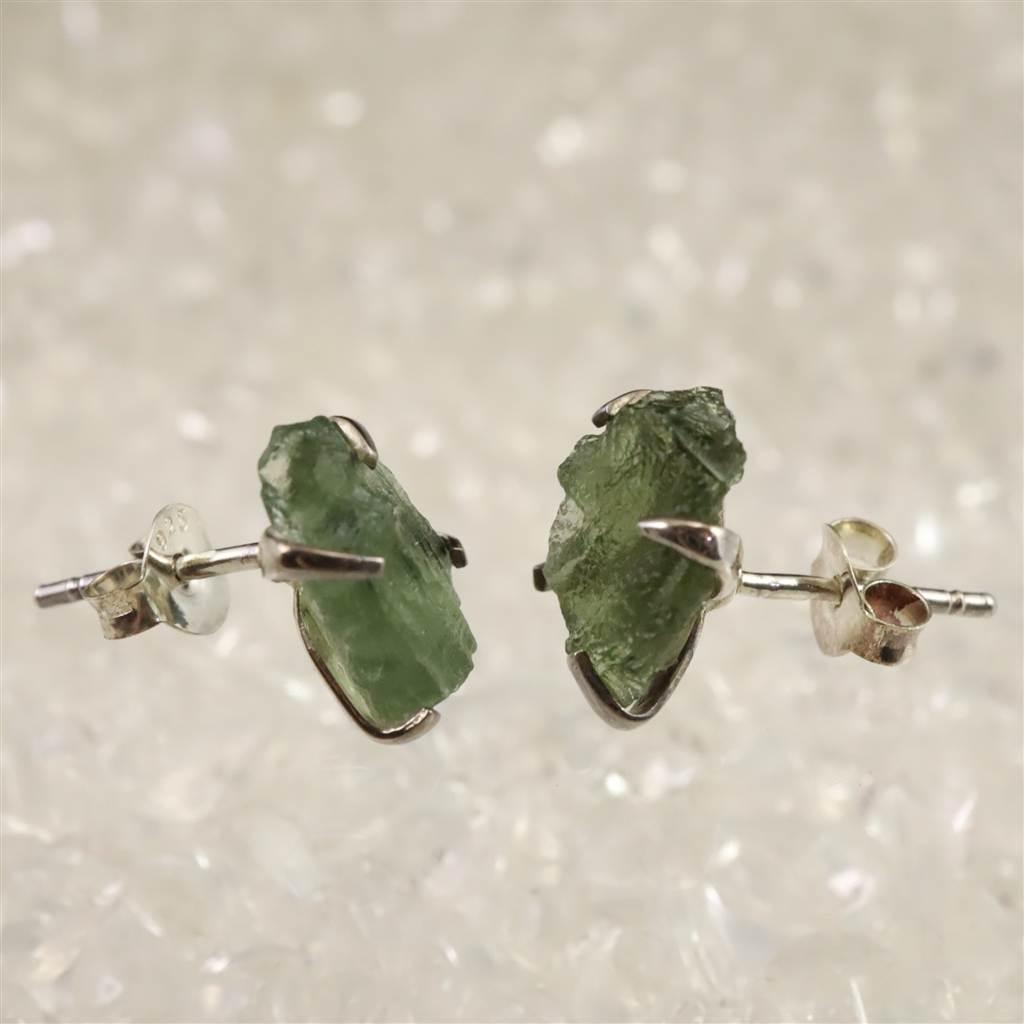 モルダバイト 原石 ピアス  1.45g #25780 | 3枚目