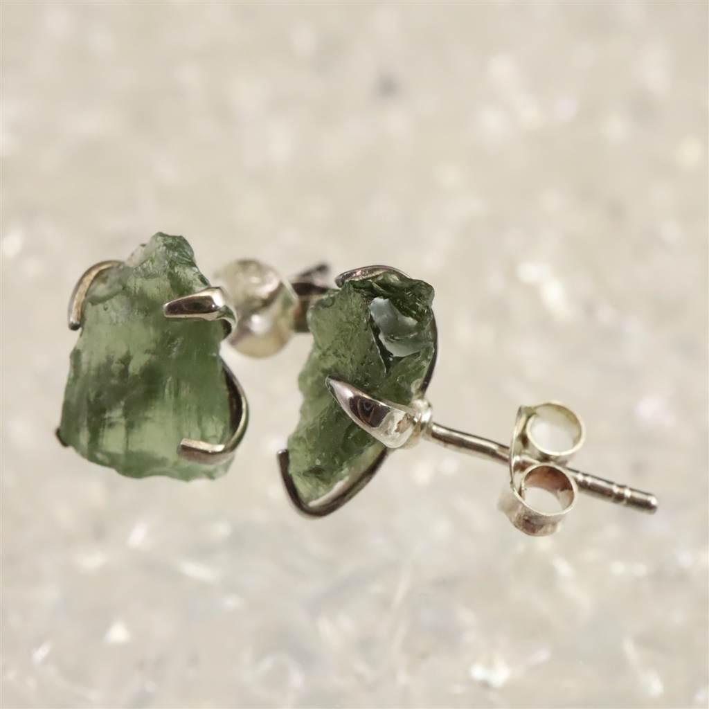 モルダバイト 原石 ピアス  1.45g #25780 | 4枚目