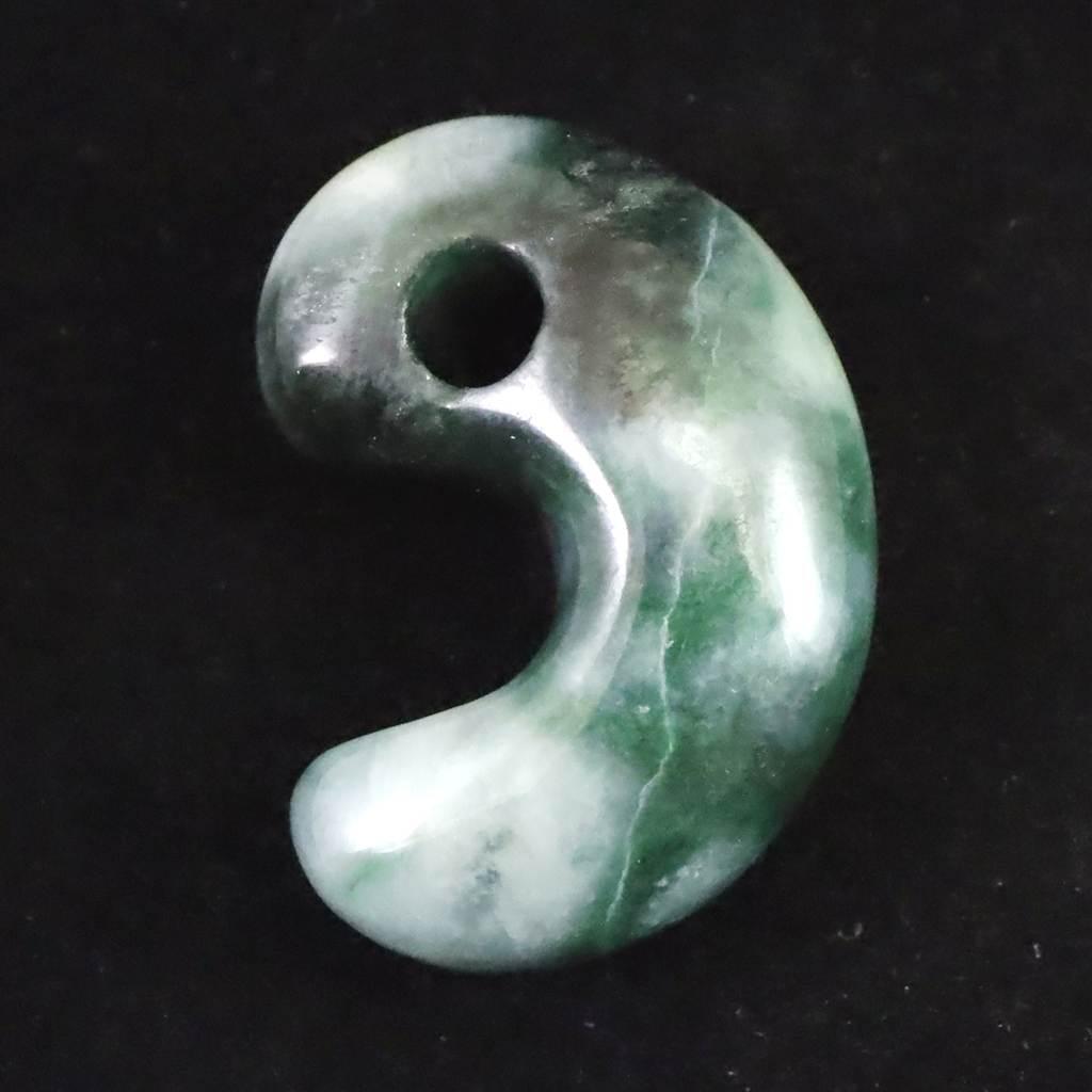 糸魚川翡翠  ヒスイ 小滝産 緑 30mm勾玉 ディレクトリカード付 11.1g #43043