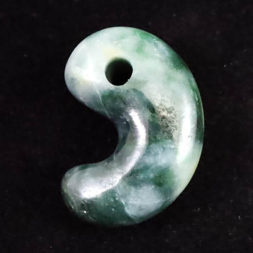 糸魚川翡翠  ヒスイ 小滝産 緑 30mm勾玉 ディレクトリカード付 12.1g #47743