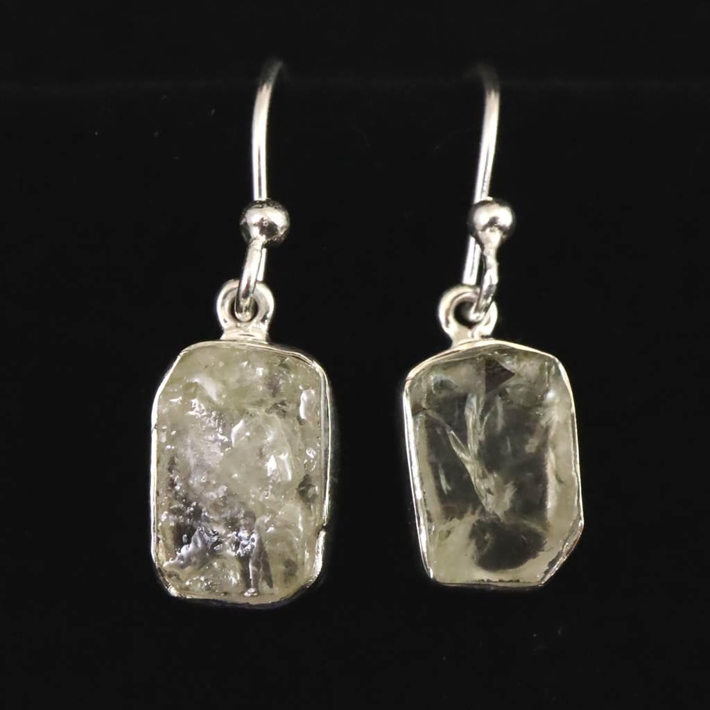 ロシア産 フェナカイト 11X8mm原石 ピアス 3.0g #73476