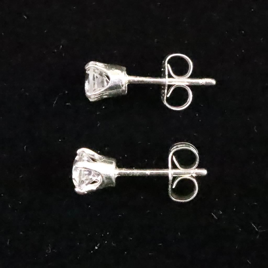 H&E社 フェナカイト 4.1mmラウンドカット ピアス #69845 | 4枚目